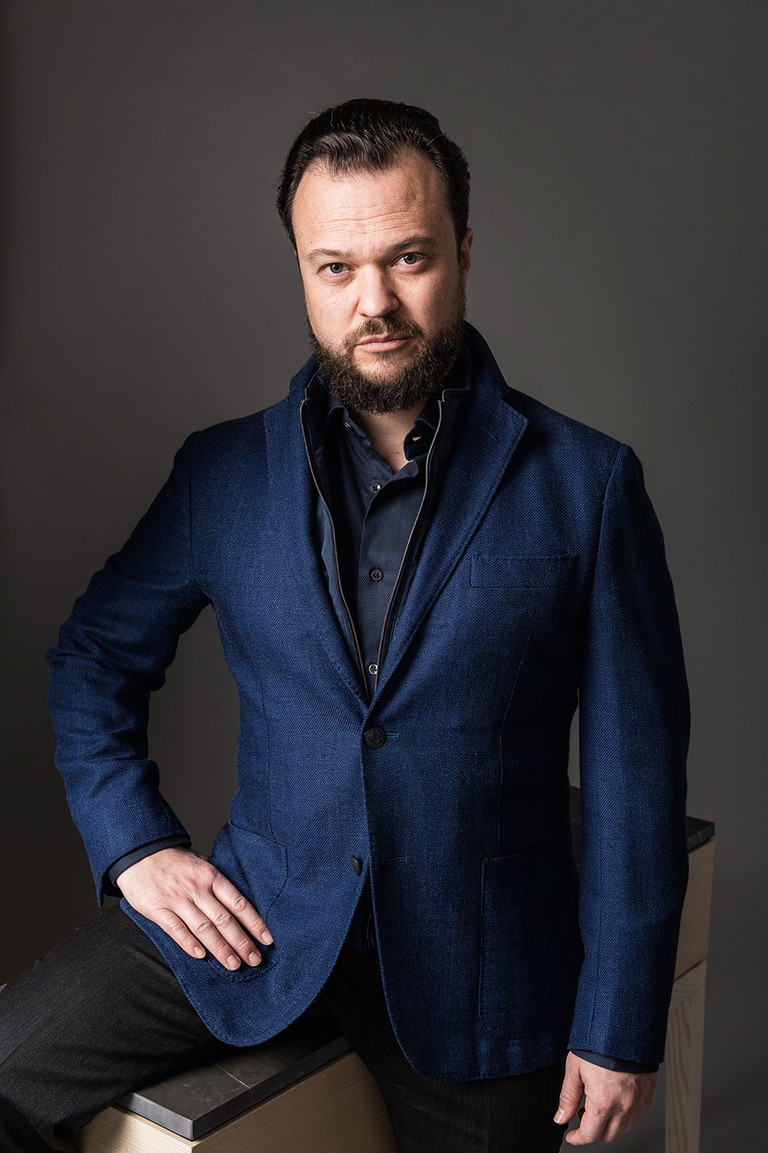 DER BARITON Jordan
SHANAHAN ist hawaiianischer
Bariton, der mit den
großen (Wagner-)
Dirigenten unserer
Zeit – etwa Christian
Thielemann – arbeitet.
Shanahan brillierte
an der Staatsoper
(Telramund) und in
Bayreuth (Klingsor,
Kothner, Kurwenal).