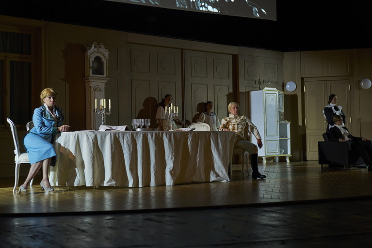 BURGTHEATER_Minichmayr_Kiperman_Franke_Peters_Hörbiger_Lang_c_TommyHetzel_301.jpg