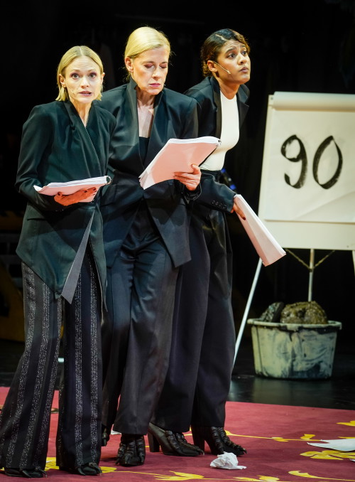 UNTER TIEREN_Mavie Hörbiger_Caroline Peters_Azaria Dowuona-Hammond2(c)Arno Declair.jpg
