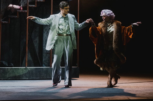 Bettina Mönch (Roxie Hart), Lionel von Lawrence (Billy Flynn), Ursula Pfitzner (Mary Sunshine)