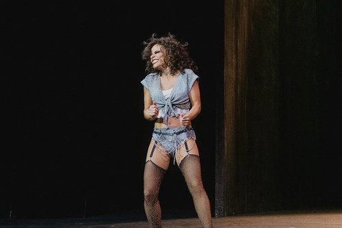 Myrthes Monteiro (Velma Kelly)
