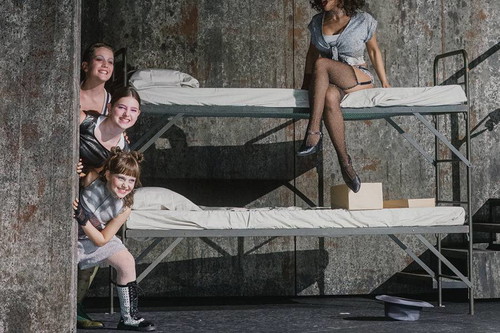 Myrthes Monteiro (Velma Kelly) mit Kinderchor (Conférencier)