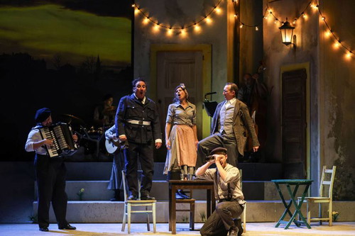 Helmut Stippich (Akkordeon), Florian Carove (Joseph, der Gendarm), Julia Koci (Jeanne, Maries Mutter), Nicolaus Hagg (Louis, der Lehrer), Peter Lesiak (Marcel Lebrac, Lebracs Vater)