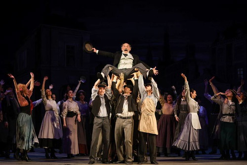 Karl Markovics (Alfred P. Doolittle), Wiener Staatsballett, Chor der Volksoper Wien, Ensemble