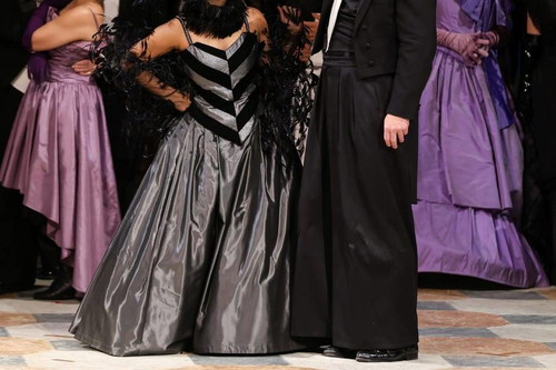 Jaye Simmons (Adele), Daniel Schmutzhard (Gabriel von Eisenstein), Chor der Volksoper Wien