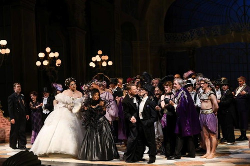 Thomas Oliemans (Dr. Falke), Ryta Tale (Ida), Jaye Simmons (Adele), Daniel Schmutzhard (Gabriel von Eisenstein), Johanna Arrouas (Rosalinde), Chor der Volksoper Wien, Wiener Staatsballett