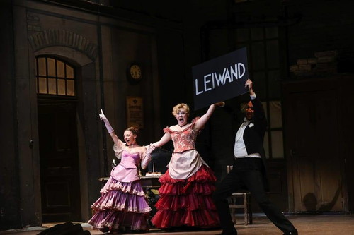 Julia Edtmeier (Ida), Lauren Urquhart (Adele), Statisterie