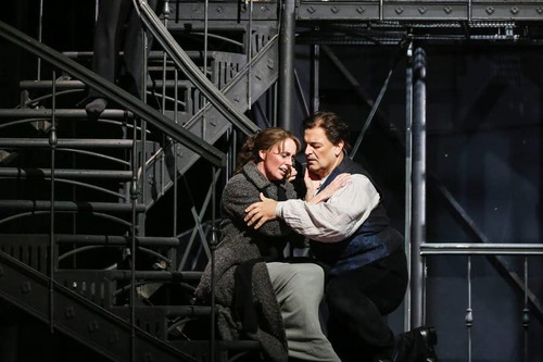 Szymon Komasa (Schaunard), Anett Fritsch (Mimì), Giorgio Berrugi (Rodolfo)