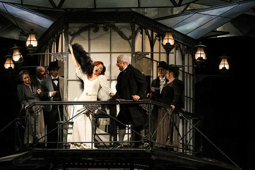 Chelsea Guo (Musetta), Daniel Ohlenschläger (Alcindoro), Chor der Volksoper Wien